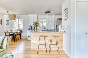 Fridge, microwave, oven, stovetop - Modern, river-view home with 2 decks, Ping-Pong, fireplace & washer/dryer (Stevenson)