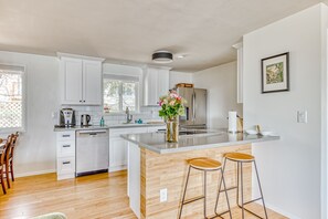 Fridge, microwave, oven, stovetop - Modern, river-view home with 2 decks, Ping-Pong, fireplace & washer/dryer (Stevenson)