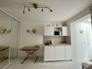 Fridge, microwave, stovetop, coffee/tea maker - Studio Hypercentre/plage à 2 min (Ajaccio)