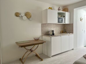 Réfrigérateur, micro-ondes, plaque de cuisson, cafetière/bouilloire