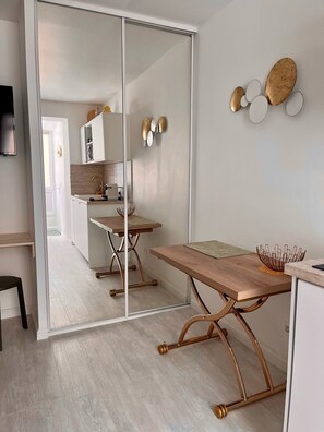 Réfrigérateur, micro-ondes, plaque de cuisson, cafetière/bouilloire