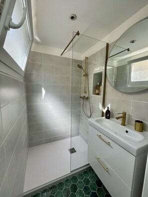 Douche, sèche-cheveux, serviettes fournies, savon