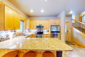 Geladeira, micro-ondas, fogão, cooktop