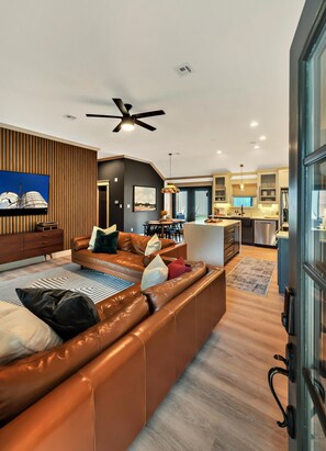 Smart TV, books - Lonetree Ranch an Outdoor Oasis w/ hot tub near Baylor/Magnolia (Waco)