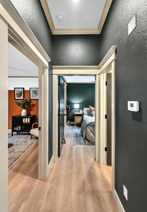 3 slaapkamers, een strijkplank/strijkijzer, reisbedje, gratis wifi