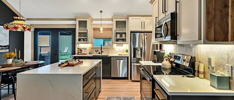 Refrigerador, microondas, horno y parrilla de estufa