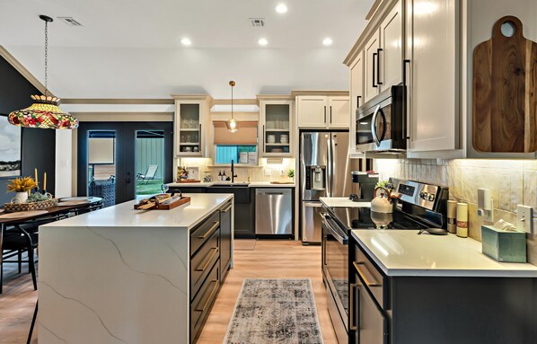 Refrigerador, microondas, horno y parrilla de estufa 