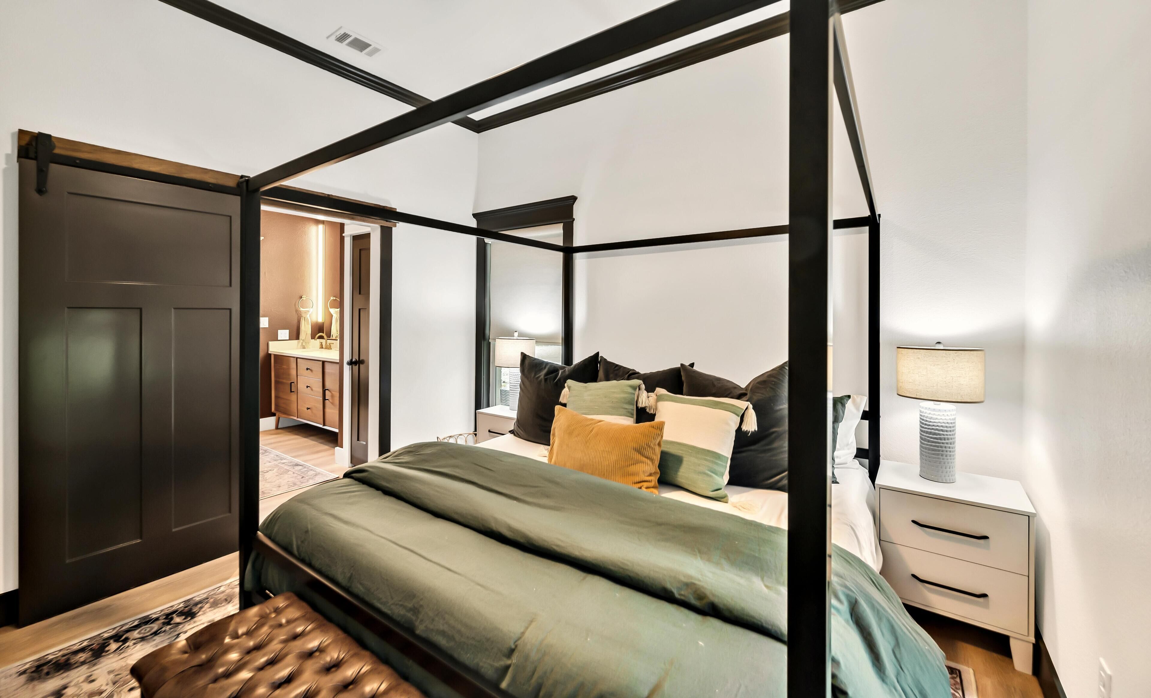 3 slaapkamers, een strijkplank/strijkijzer, reisbedje, gratis wifi