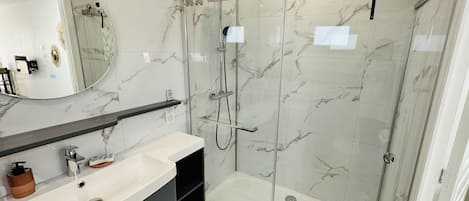 Dusche, Haartrockner, Handtücher