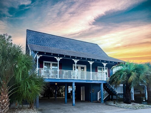 Easy Like Sunday ★ Pet-Friendly ★ Walk to Beach ★ Sleeps 10