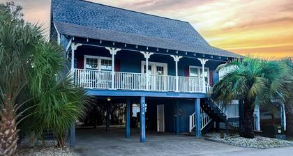 Easy Like Sunday ★ Pet-Friendly ★ Walk to Beach ★ Sleeps 10