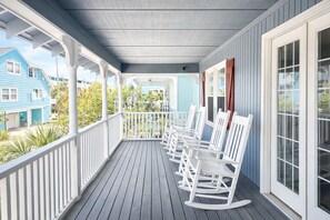 Terrace/patio - Easy Like Sunday ★ Pet-Friendly ★ Walk to Beach ★ Sleeps 10 (Murrells Inlet)