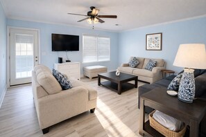 TV - Easy Like Sunday ★ Pet-Friendly ★ Walk to Beach ★ Sleeps 10 (Murrells Inlet)