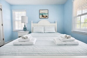 4 bedrooms, iron/ironing board, free WiFi, bed sheets - Easy Like Sunday ★ Pet-Friendly ★ Walk to Beach ★ Sleeps 10 (Murrells Inlet)