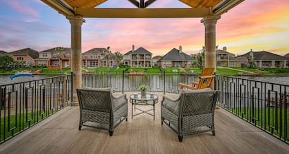 Modern Family Lake House, Boat, Hot tub, Shared Pool, Baby Necessities