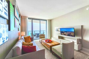 TV - Wake Up to the Ocean – Stylish Condo w/ Pool (Hollywood)