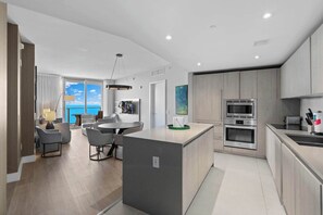 冷蔵庫、電子レンジ、オーブン、コンロ