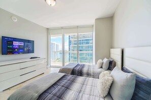 2 bedrooms, iron/ironing board, WiFi, bed sheets - Skyline & Bay Views | Brickell Condo (Miami)