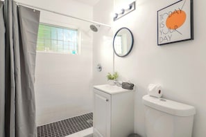 Een douche, een haardroger, handdoeken, shampoo