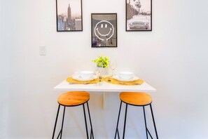 Dining - Studio Just Minutes from Design District (Miami)