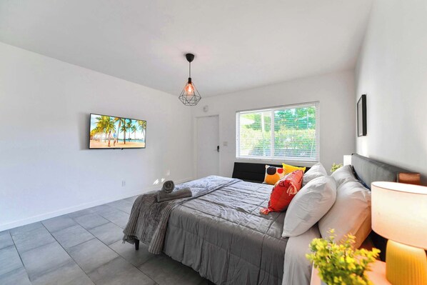 Iron/ironing board, WiFi, bed sheets - Studio Just Minutes from Design District (Miami)