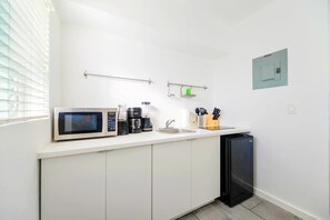 Kylskåp, mikrovågsugn, spishäll och kaffe- och tebryggare