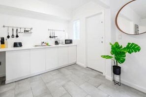 Een koelkast, een microgolfoven, een kookplaat