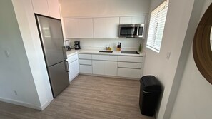 Køleskab, mikrobølgeovn, kogeplade, kaffe-/temaskine