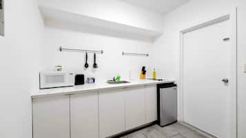 Jääkaappi, mikroaaltouuni, liesi, kahvin-/teenkeitin