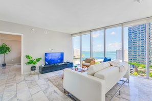 TV - Family 2BR Brickell • World Cup 2026 • Pool+Spa (Miami)