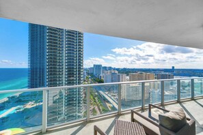 Property grounds - Oceanfront Bliss — Balcony Views & Beach Access (Hollywood)