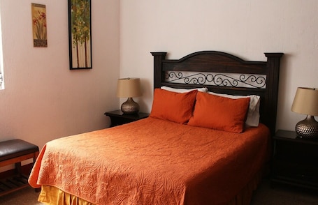 Standard Townhome, 1 Queen Bed, Non Smoking, Courtyard View | 1 bedroom, free WiFi, bed sheets