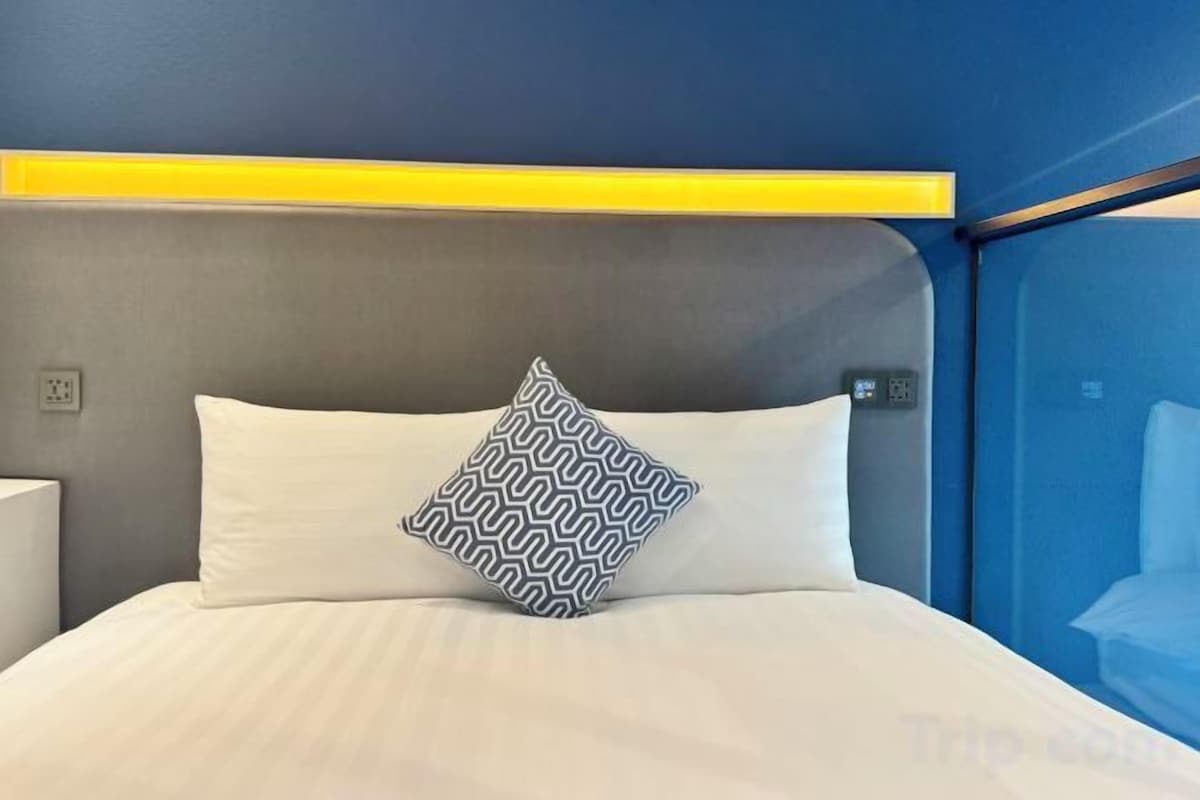 Blackout drapes, WiFi (free)