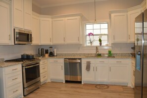 冷蔵庫、電子レンジ、オーブン、コンロ