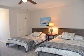 4 dormitorios, escritorio, tabla de planchar con plancha y cuna de viaje