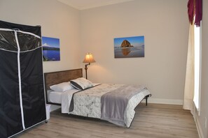 4 slaapkamers, een bureau, een strijkplank/strijkijzer, reisbedje