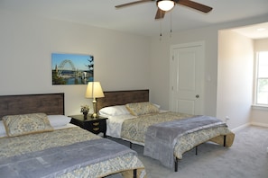 4 bedrooms, desk, iron/ironing board, travel cot - Beautiful Large New House Near U of South AL for 18 (Mobile)