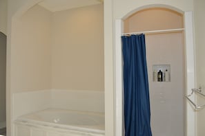Hair dryer, towels, soap, shampoo - Beautiful Large New House Near U of South AL for 18 (Mobile)