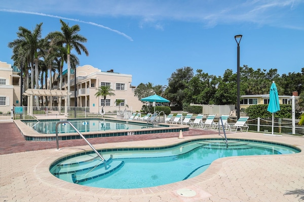 The 2nd heated pool is located on the gulf side with ocean views! Hot tub on the bay.