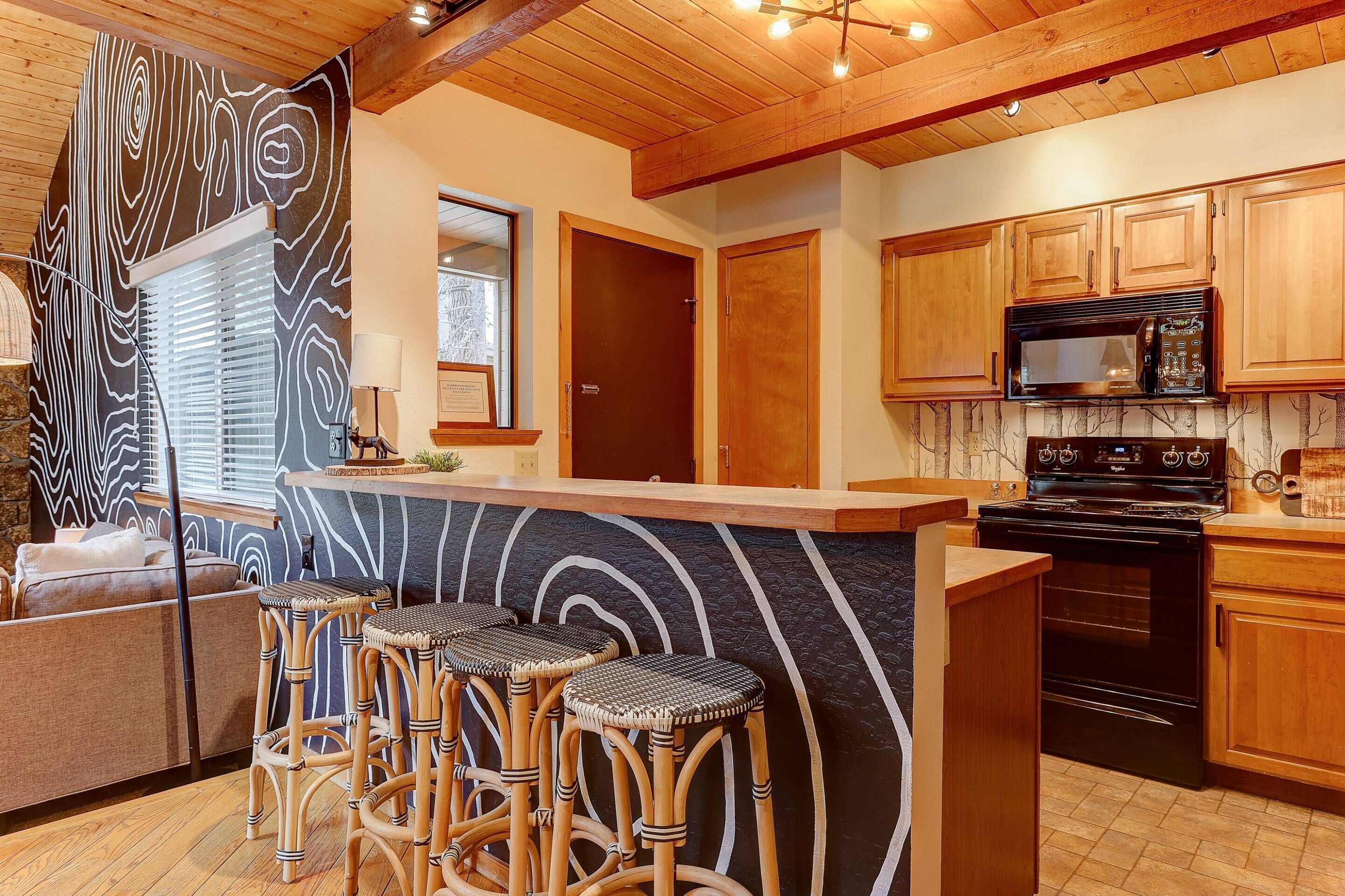 New Listing. Remodeled Sage Springs Condo w SHARC passes. Sauna, W/D, BBQ, Fireplace, Patio