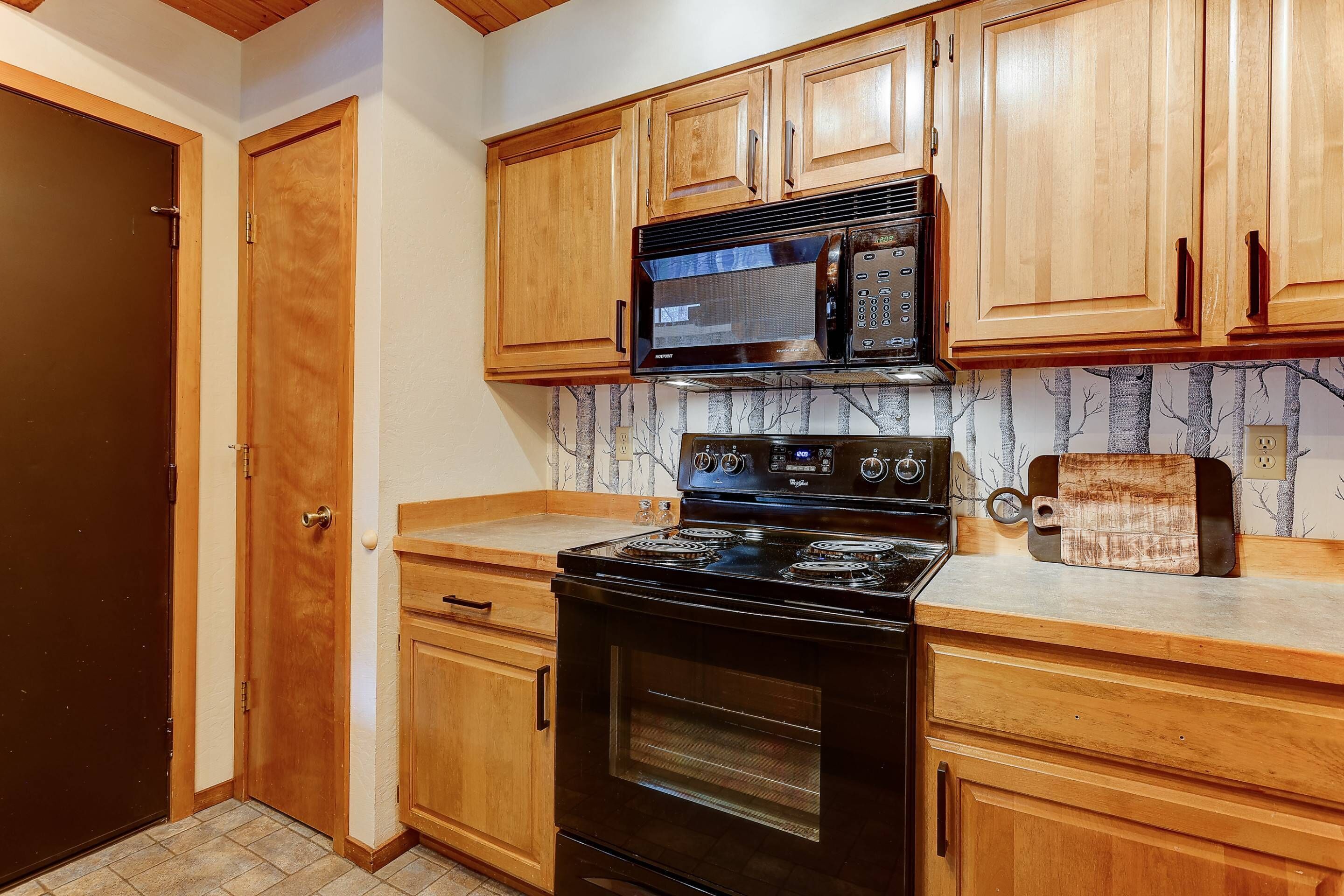 New Listing. Remodeled Sage Springs Condo w SHARC passes. Sauna, W/D, BBQ, Fireplace, Patio