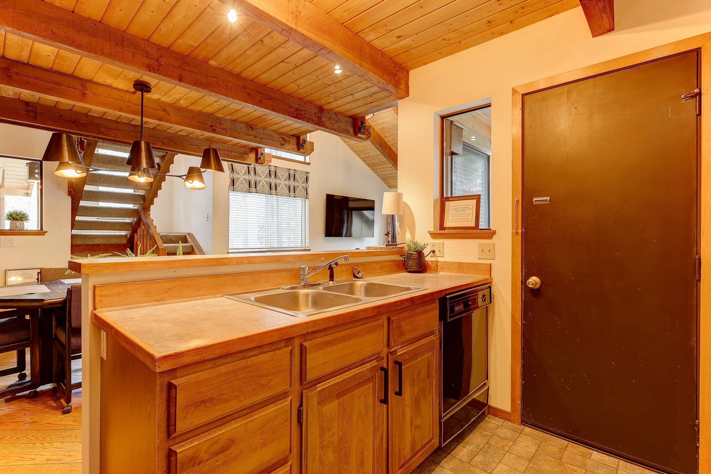 New Listing. Remodeled Sage Springs Condo w SHARC passes. Sauna, W/D, BBQ, Fireplace, Patio