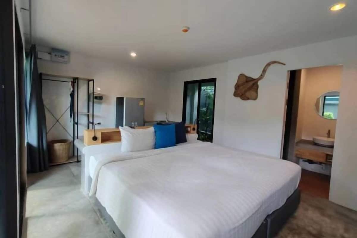 Free minibar, free WiFi, bed sheets