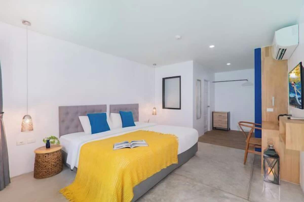 Free minibar, free WiFi, bed sheets