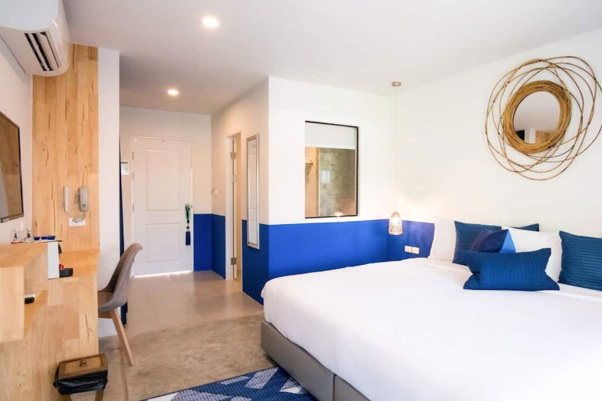 Free minibar, free WiFi, bed sheets