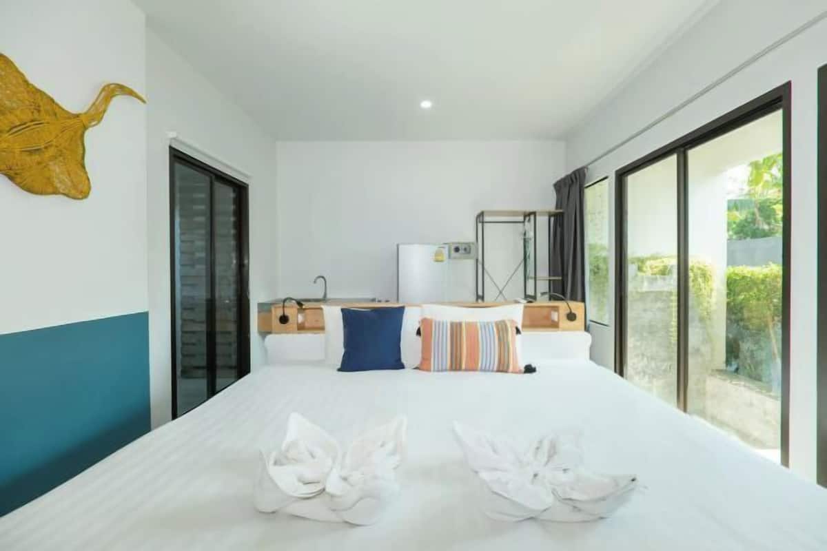 Free minibar, free WiFi, bed sheets