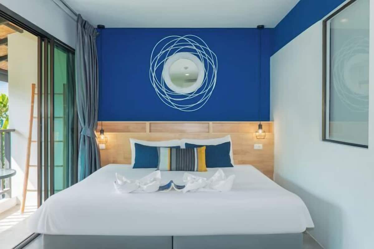 Free minibar, free WiFi, bed sheets