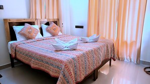 Decoración personalizada, wifi gratis y ropa de cama 