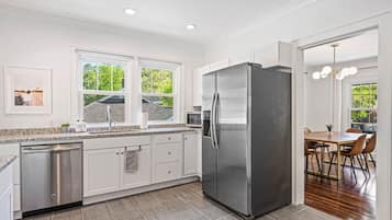 冷蔵庫、電子レンジ、オーブン、コンロ