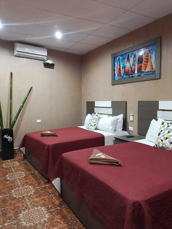 Room | Free WiFi - Hotel La Iguana Dorada (Sipacate)